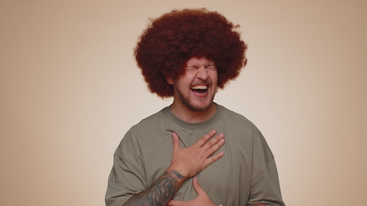 즐거운 남자가 우스 ⁇ 스러운 일화, 재미있는 농담을 듣고 큰 소리로 웃고, 무관심한 느낌으로 재미있습니다.