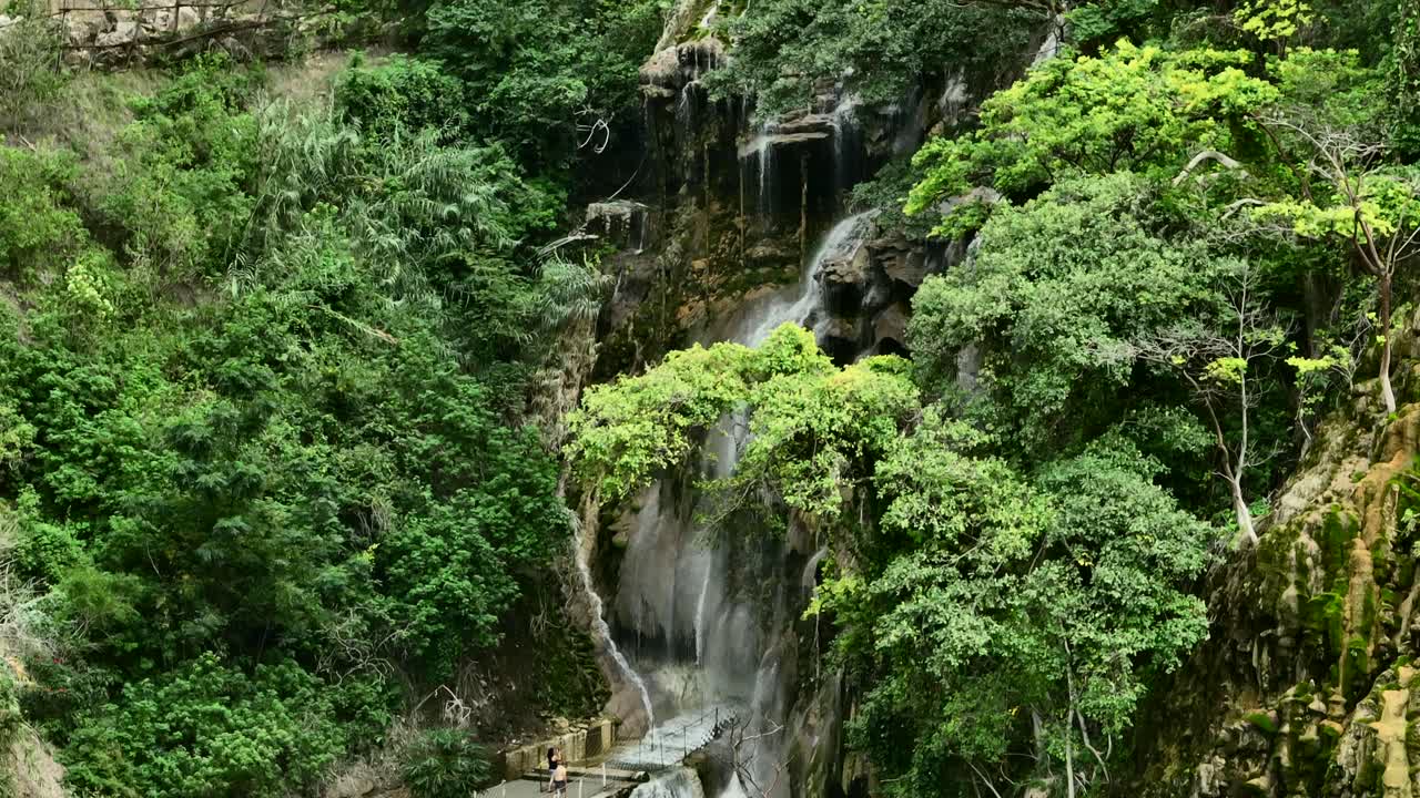 la cascada de tolantongo está rodeada de una exuberante vegetación tropical verde, grutas de tolantango resort, méxico