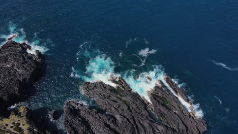 vista aérea de cima para baixo de algumas rochas basálticas na costa da ilha do pico, açores