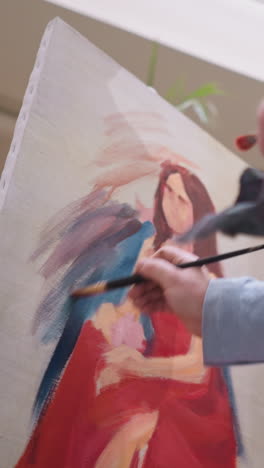el hombre dibuja los contornos del retrato de la mujer. el pintor juega sutilmente la luz y la sombra contribuyendo al atractivo cautivador del retrato. las manos hábiles del artesano