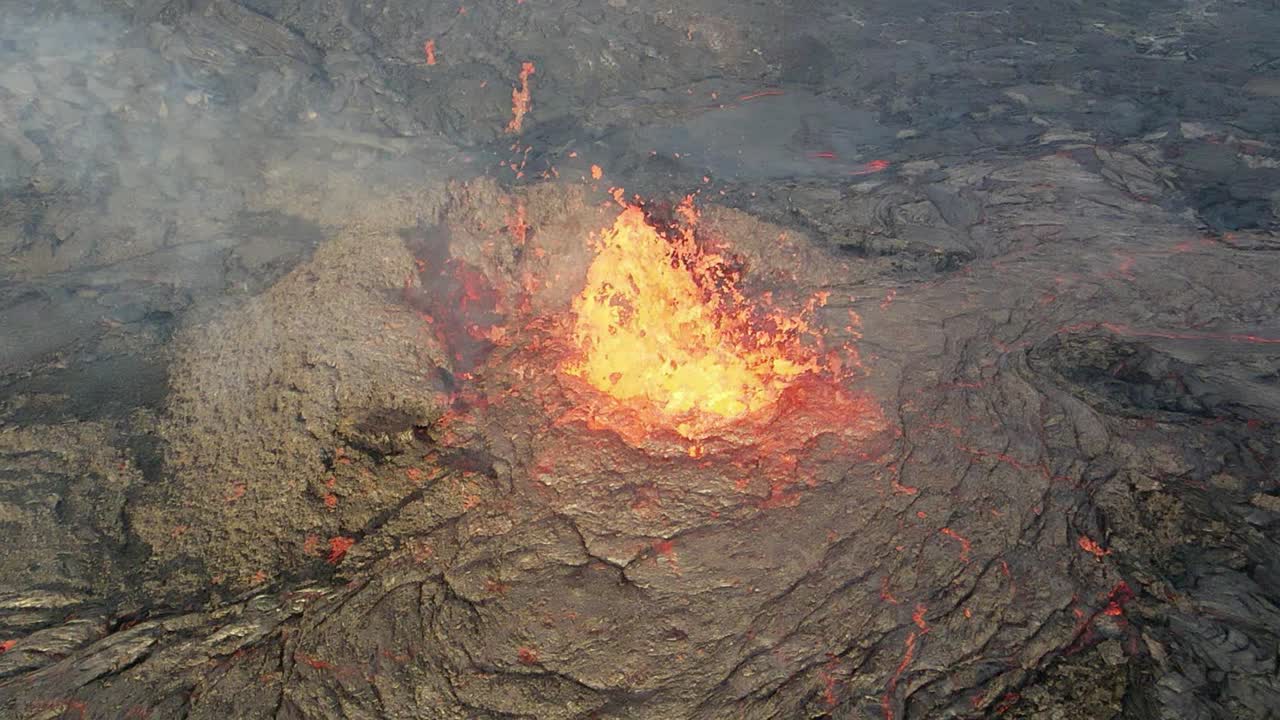 erupción volcánica activa