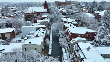 Amerikanische-Stadt-Während-Der-Winterschneeantenne-Am-Abend