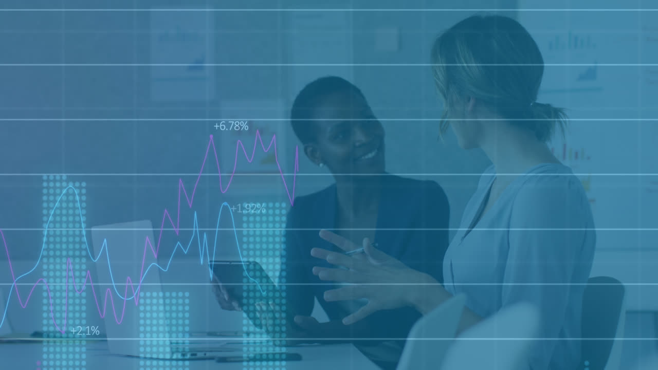 animación de múltiples gráficos con números cambiantes, diversas compañeras de trabajo discutiendo en la computadora portátil