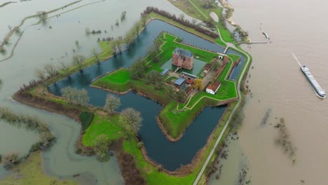 las orillas desbordadas del río waal causaron inundaciones alrededor del castillo de loevestein