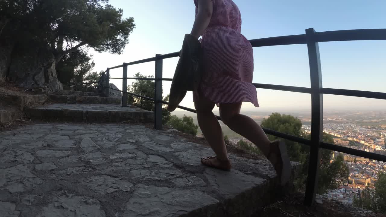 castillo de jaen, 스페인 jaen의 성 비행 및 여름 오후에 이 중세 성에서 지상 촬영, nd 필터를 사용하여 4k 24fps에서 드론과 액션 캠으로 만든 jaen 도시도 보여줍니다-47