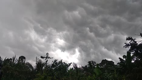 condiciones nubladas temprano en la mañana antes de las tormentas eléctricas