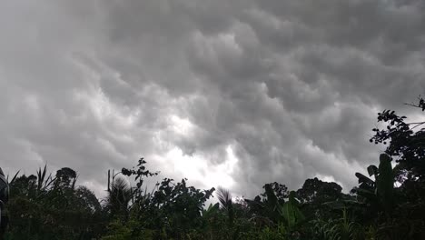 在雷暴之前早晨的阴天