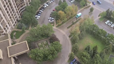 lluvia torrencial que cae, una ambulancia llega a un edificio de apartamentos, emergencia médica