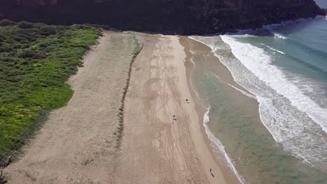 Nur-Ein-Paar-Leute-Am-Palm-Beach-In-Sydney,-Australien