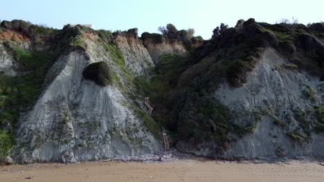 Imágenes-Aéreas-De-1-Millón-De-Dólares-De-Vuelo-Con-Drones-De-Una-Villa-De-Lujo-En-El-Paraíso-Acantilado-Salvaje-Y-Cañón-Natural-Y-Escaleras-Playa-De-Ensueño-Marathias-Malibu-Corfú-Grecia-4k-Vista-Cinematográfica-Arriba-Por-Philipp-Marnitz