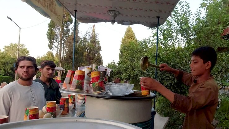 la vajilla del vendedor de sopa afgana