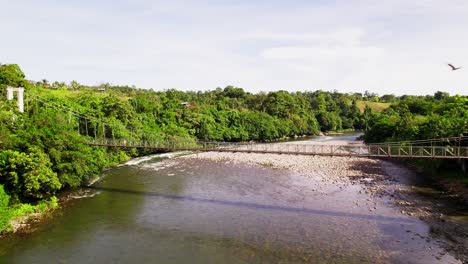 Luftaufnahmen-Einer-Kleinen-Brücke-über-Den-Fluss-Calovebora,-Panama