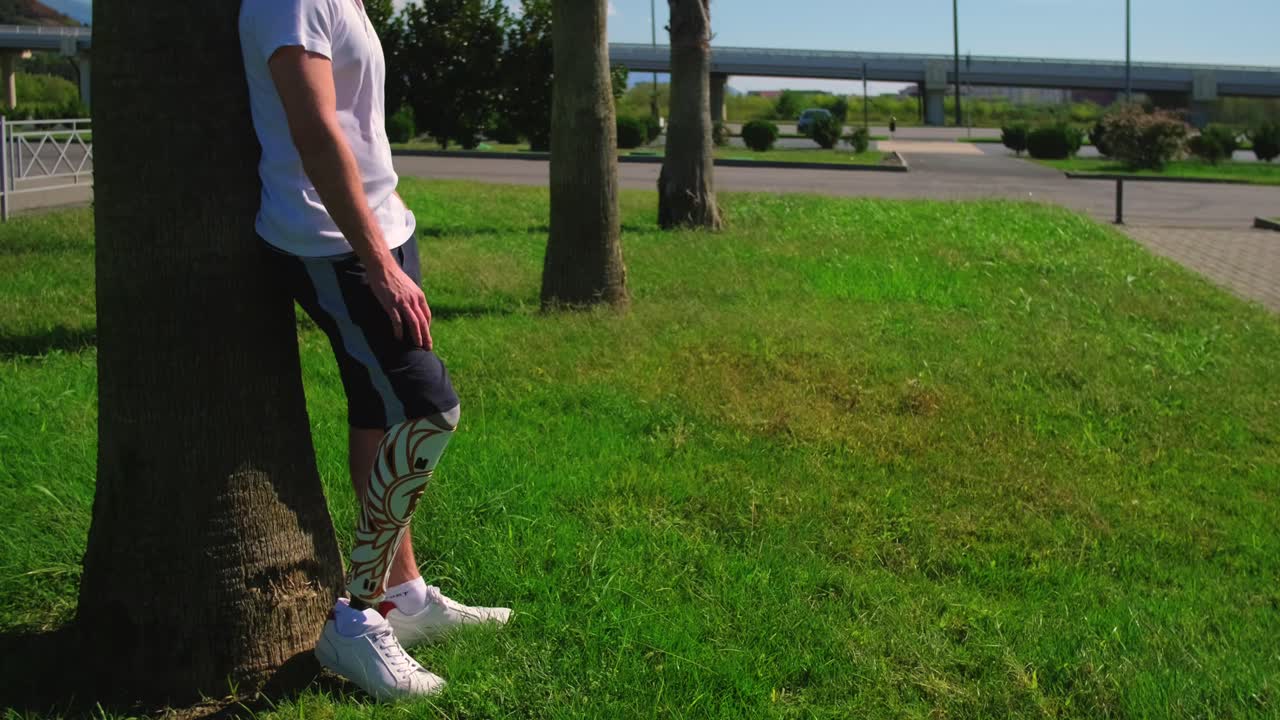 인공 다리를 가진 남자가 공원에서 하루를 즐기고 있다