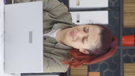 video vertical de una mujer de negocios con problemas emocionales.