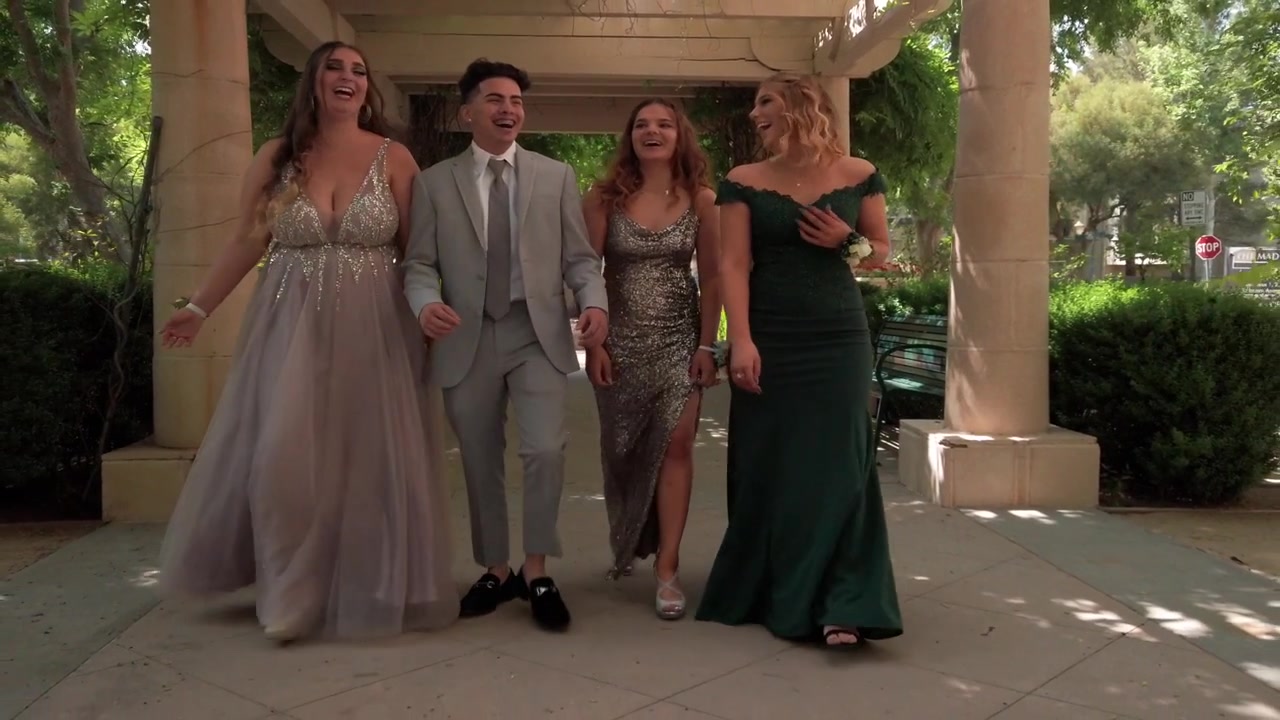 Ralenti, 4 personnes se rendant au bal de promo, un homme et trois femmes, à Los Angeles, Californie, États-Unis.