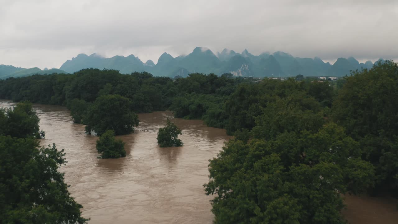 barcos en el río inundado li jiang, guilin, china, drone estableciendo vista