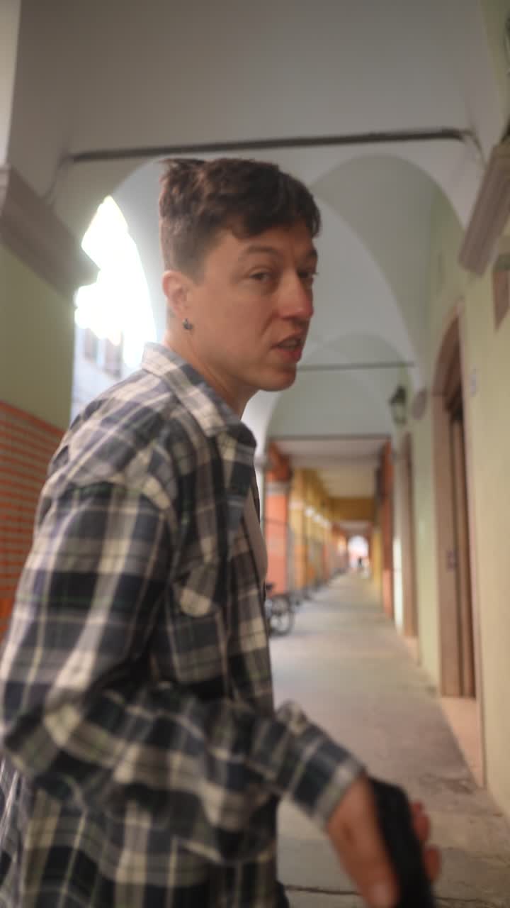 젊은 남자가 복도에서 고 전화를 사용하고 있습니다.