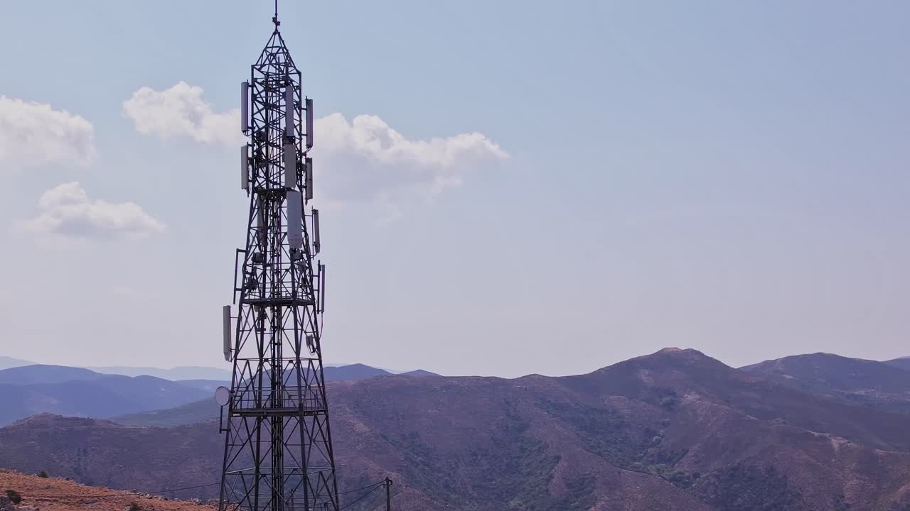 Torre di telecomunicazioni che si erge alta in un paesaggio montuoso