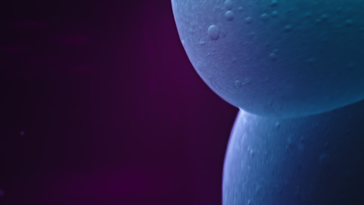 Des substances en fusion se mélangent et tourbillonnent en motifs rouges et noirs éclatants, plan très rapproché.