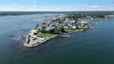 Pan-left-across-Dubois-Point-Stonington-Connecticut-on-sunny-day,-iconic-victorian-era-sea-houses-with-docks-next-to-the-lighthouse