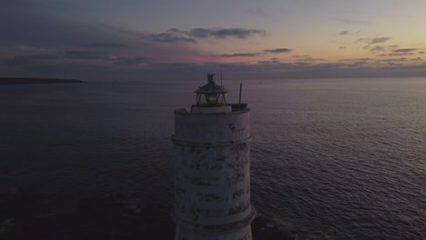 majestuosa antena de faro con pintura descolorida y paneles solares, luz brillante