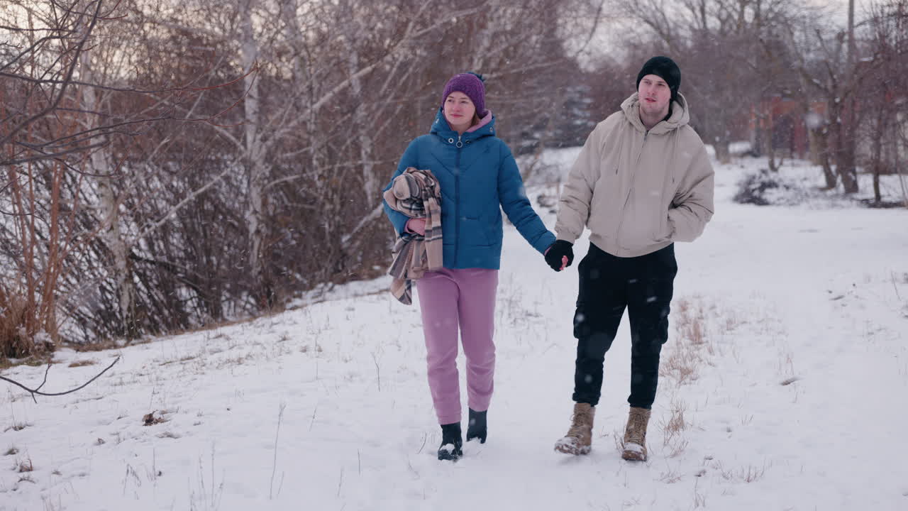눈 인 공원에서 손을 잡고 는 부부