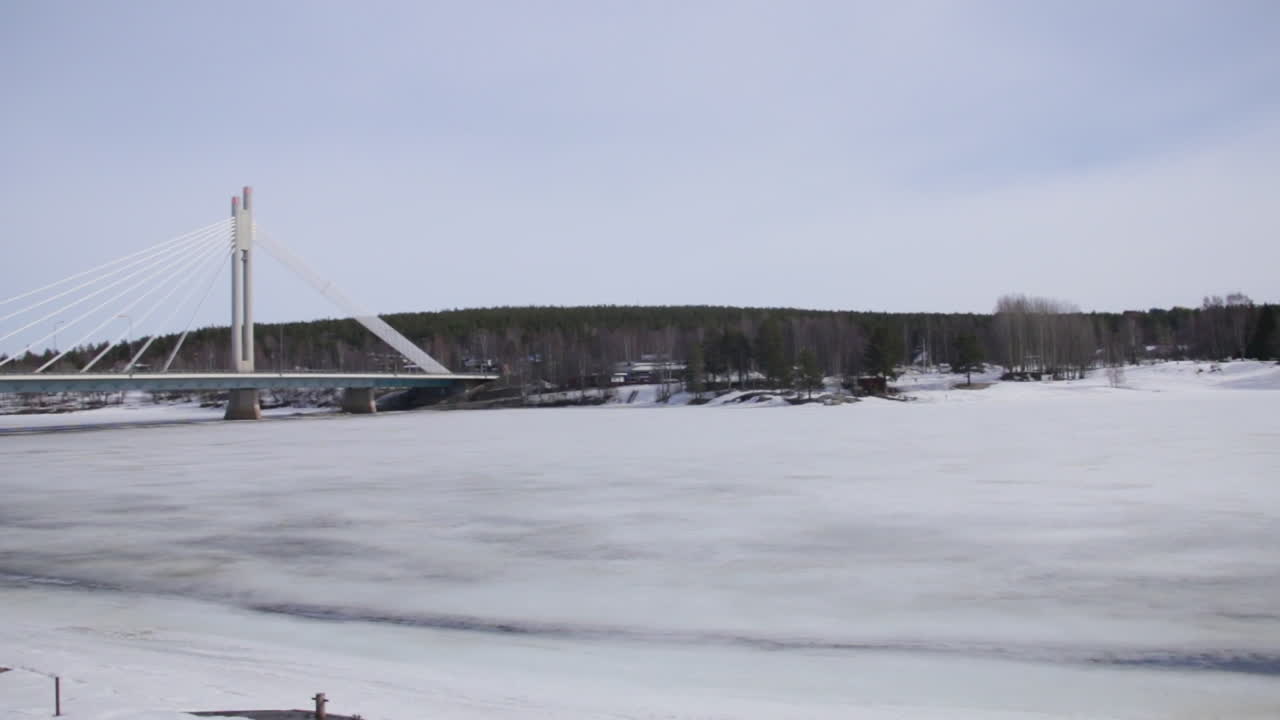 핀란드 로바니에미 의 얼어붙은 강 을 가로지르는 눈 인 다리