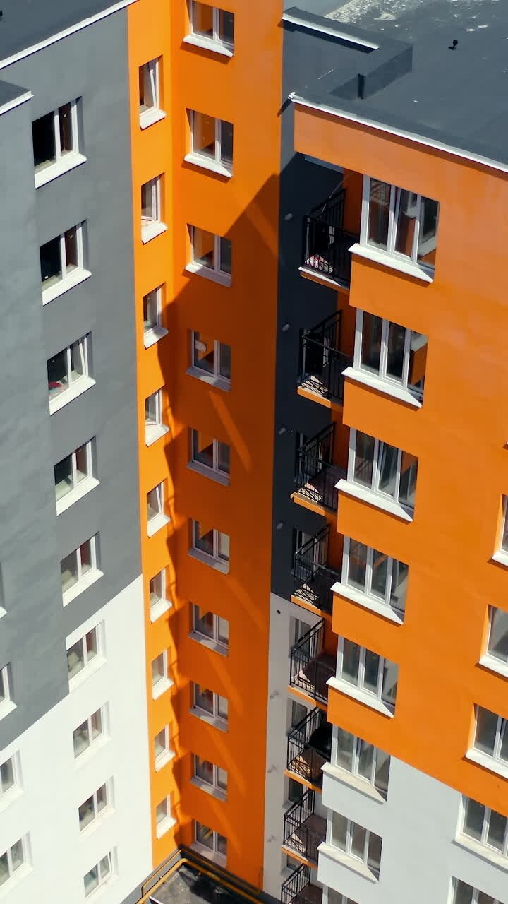 Apartamentos com arquitetura externa elegante. Projeto de cidade, construção, edifício, área externa. Visão aérea