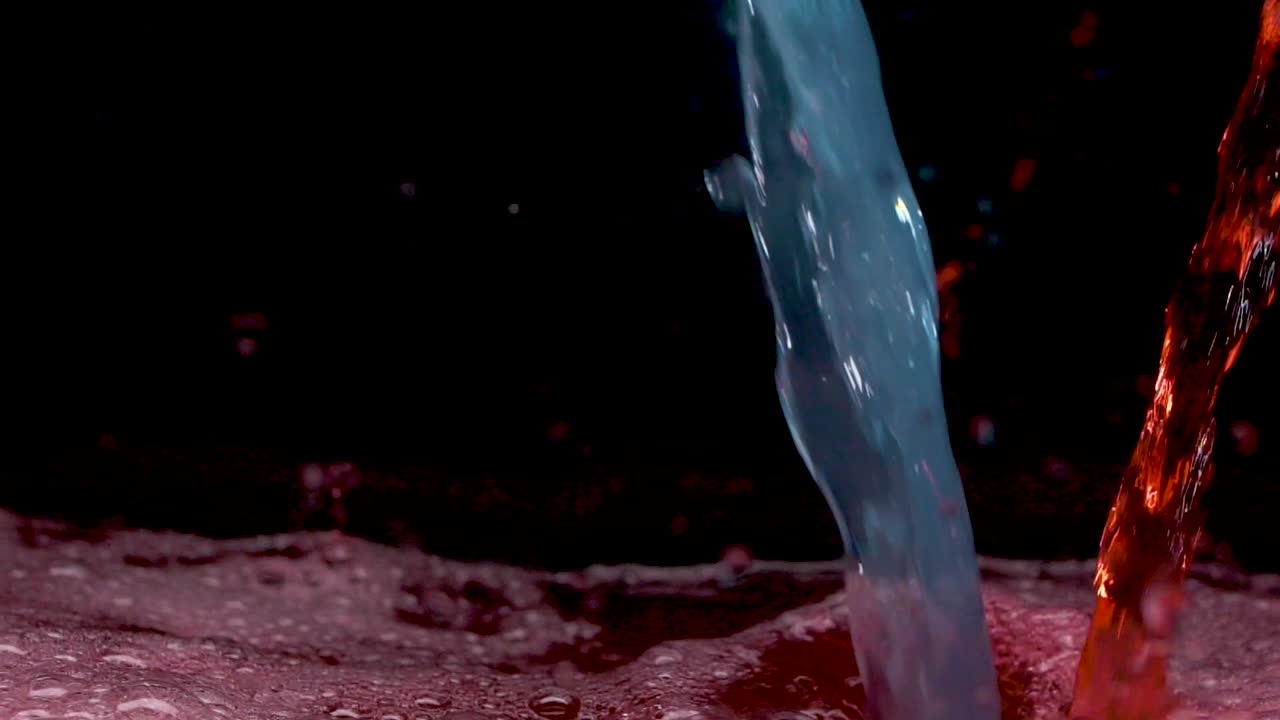 에너지 음료가 빈 어두운 용기에  ⁇ 아져 파란색과 빨간색의 강력한 색으로