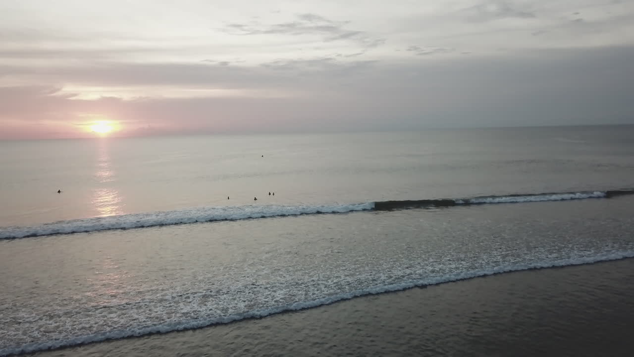 서퍼 들 과 함께 해가 지는 해변 장면