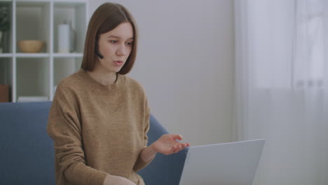 La-Mujer-Se-Comunica-En-Línea-Usando-Una-Computadora-Portátil-Con-Internet-Y-Auriculares-Con-Micrófono,-Soporte-Técnico-De-Chat-En-Línea