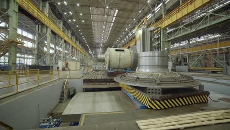 maquinaria industrial en una gran fábrica
