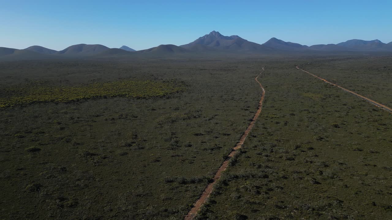 empuje aéreo de montaña tanges y camino de tierra roja en el interior de australia