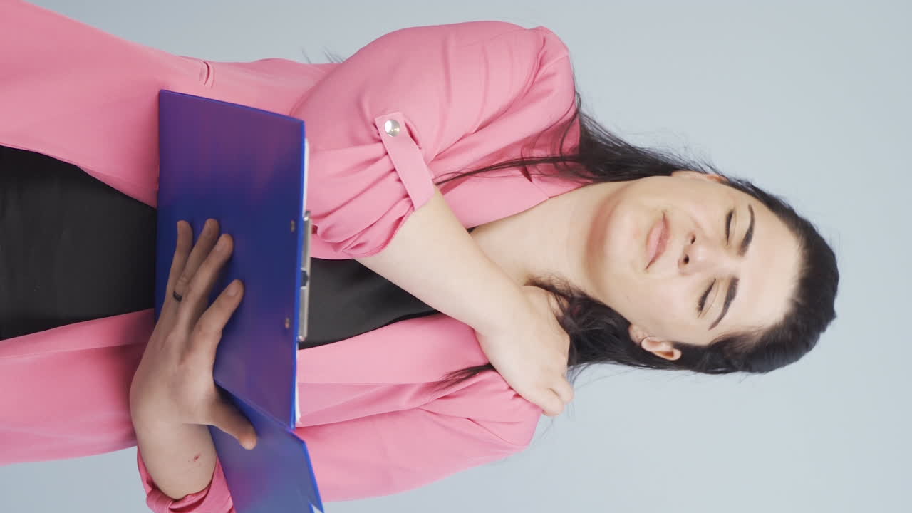 Vertical video of Business woman's shoulders hurt.