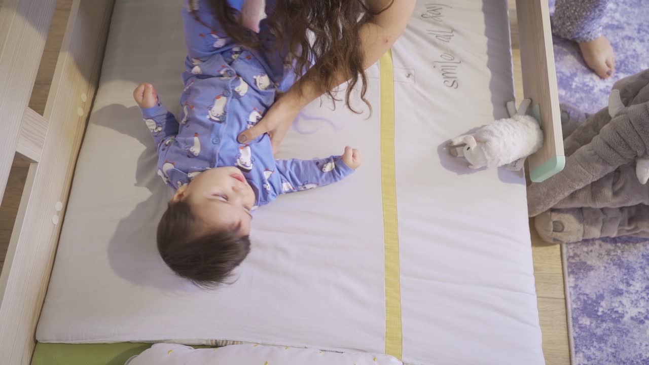 madre acostando a su bebé.