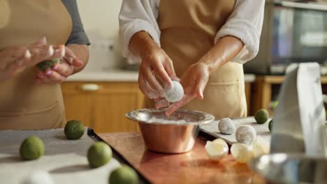 dos mujeres están cocinando en una cocina.