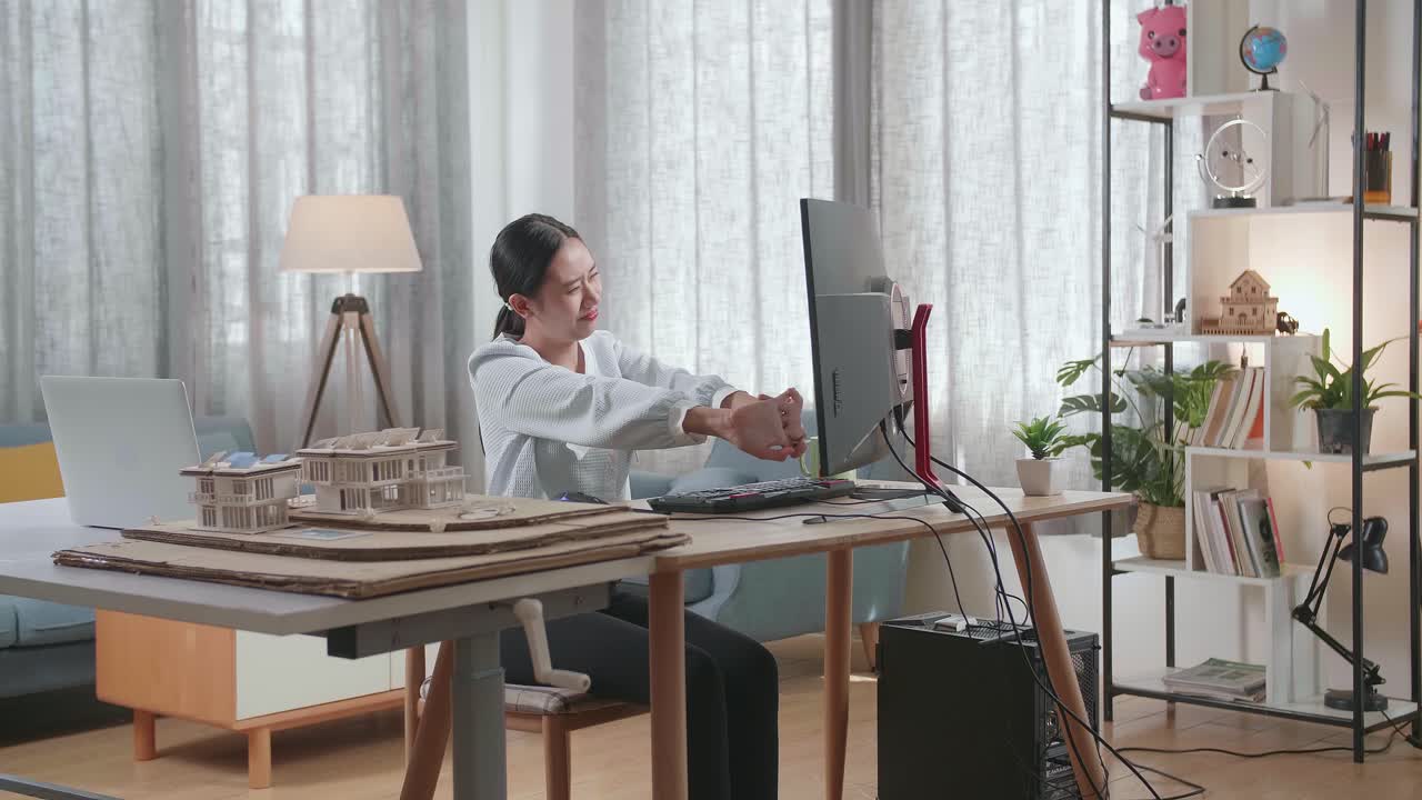 집에서 데스크에서 일한 후 스트레칭하는 하우스 모델과 함께 아시아 여성 엔지니어