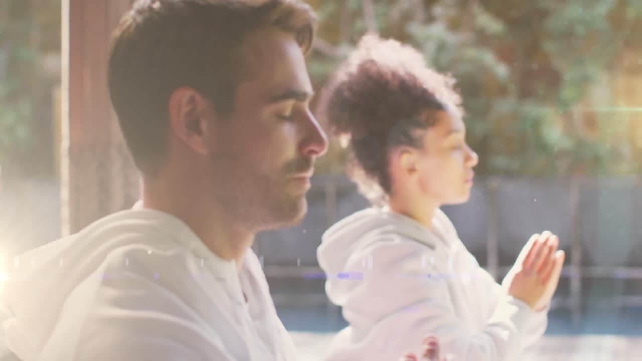 animación de puntos de luz sobre dos personas diversas practicando yoga y meditando