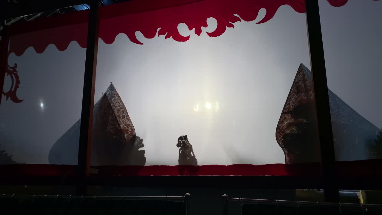 silueta de las marionetas wayang kulit o sombras de java, indonesia