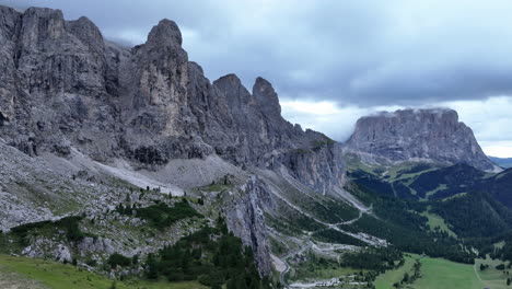 impresionante vista panorámica de la cordillera de los dolomitas en un día nublado en la temporada de verano, italia