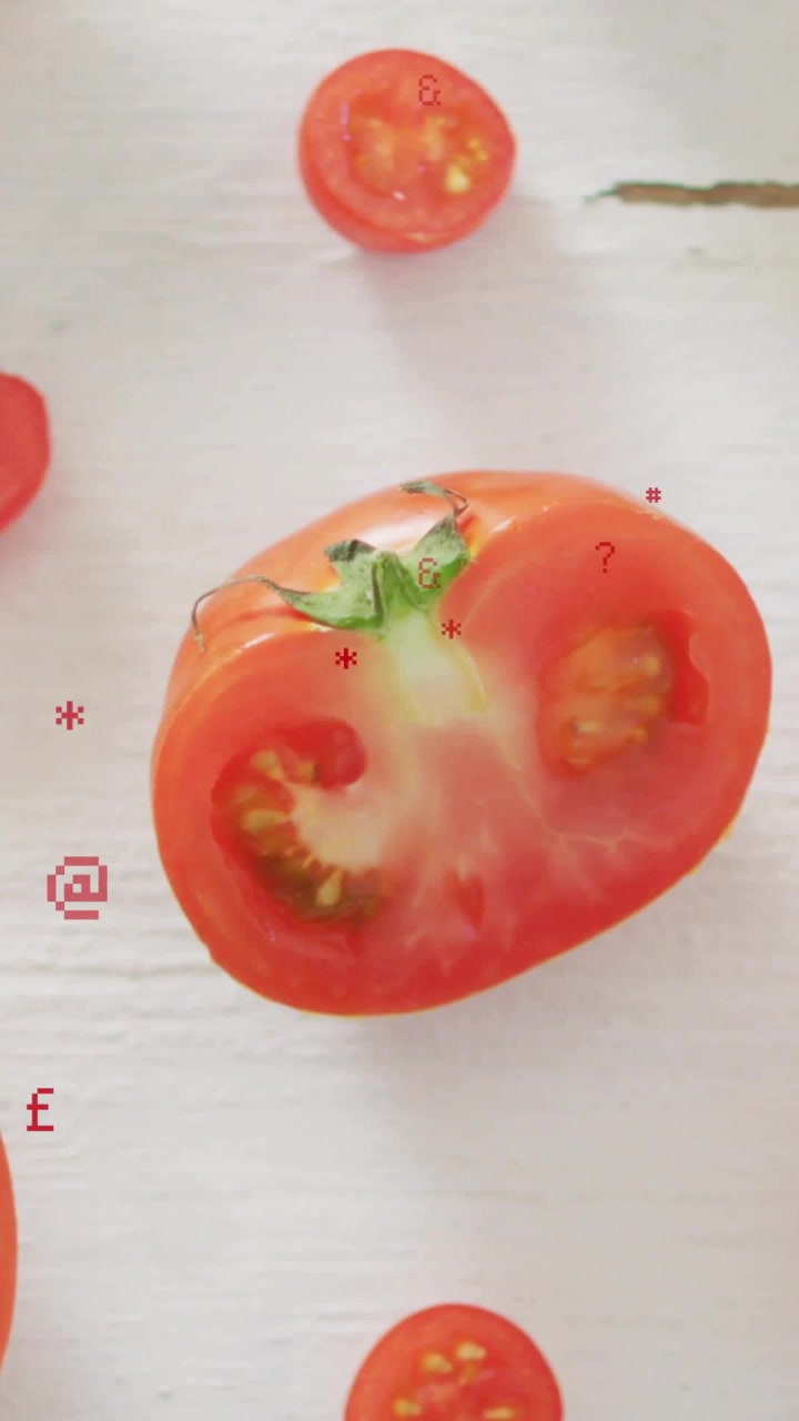 Video verticale: Spostamento della telecamera con sovrapposizione di pixel rossi che si spostano. Un pomodoro tagliato a metà si centra, mostrando una crepa nella tavola.