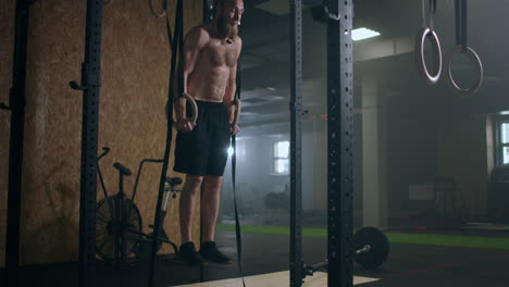 Un-Hombre-Realiza-Flexiones-Sobre-Anillos-De-Gimnasia