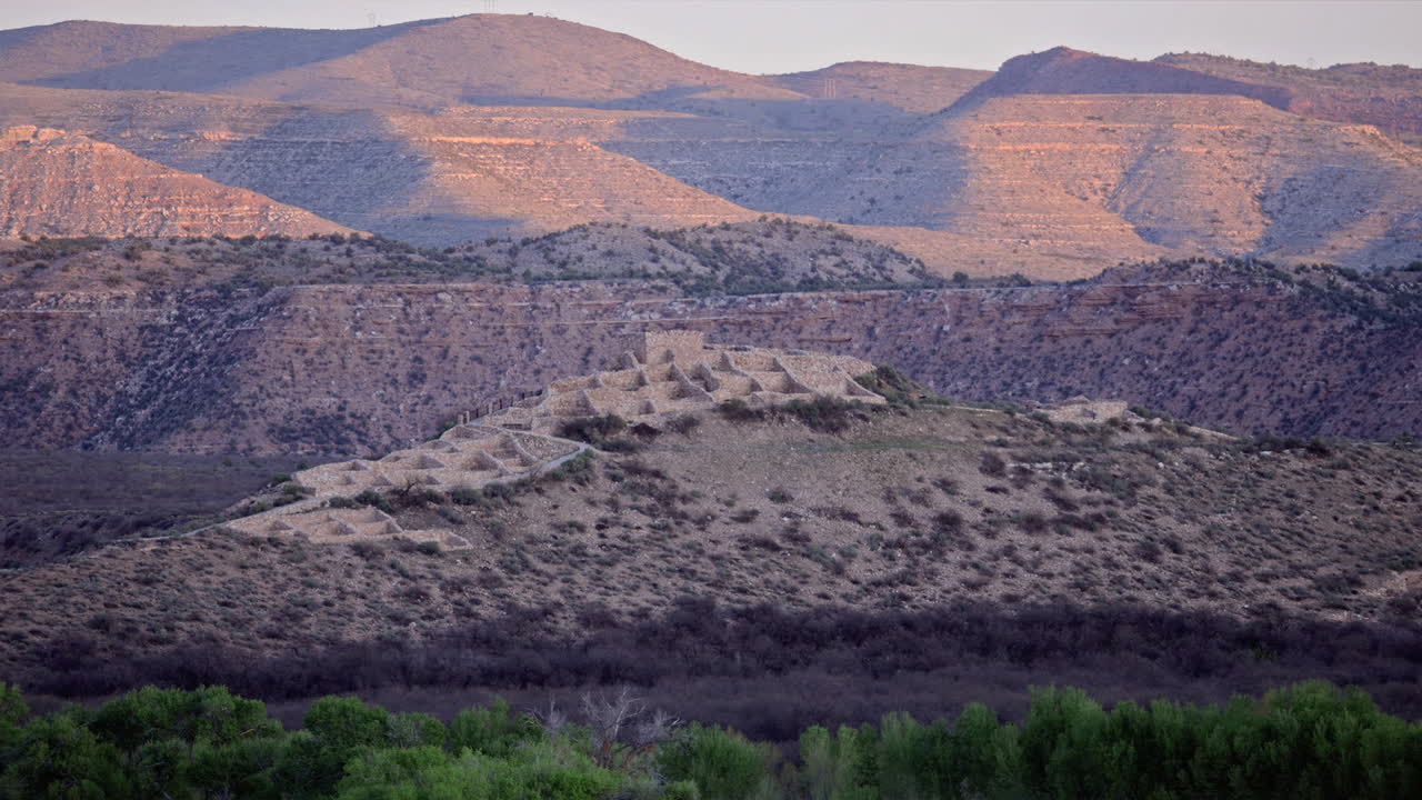 투지구트 국립기념물 일출 때 애리조나주에 있는 아메리카 원주민 고고학 유적지의 설정 샷