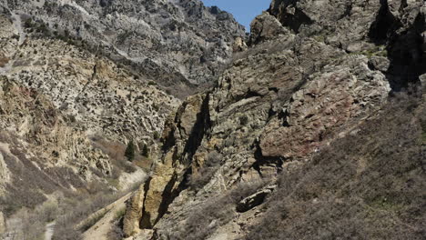 Felsige-Klippen-In-Einer-Wasatch-bergschlucht-In-Utah---Antenne