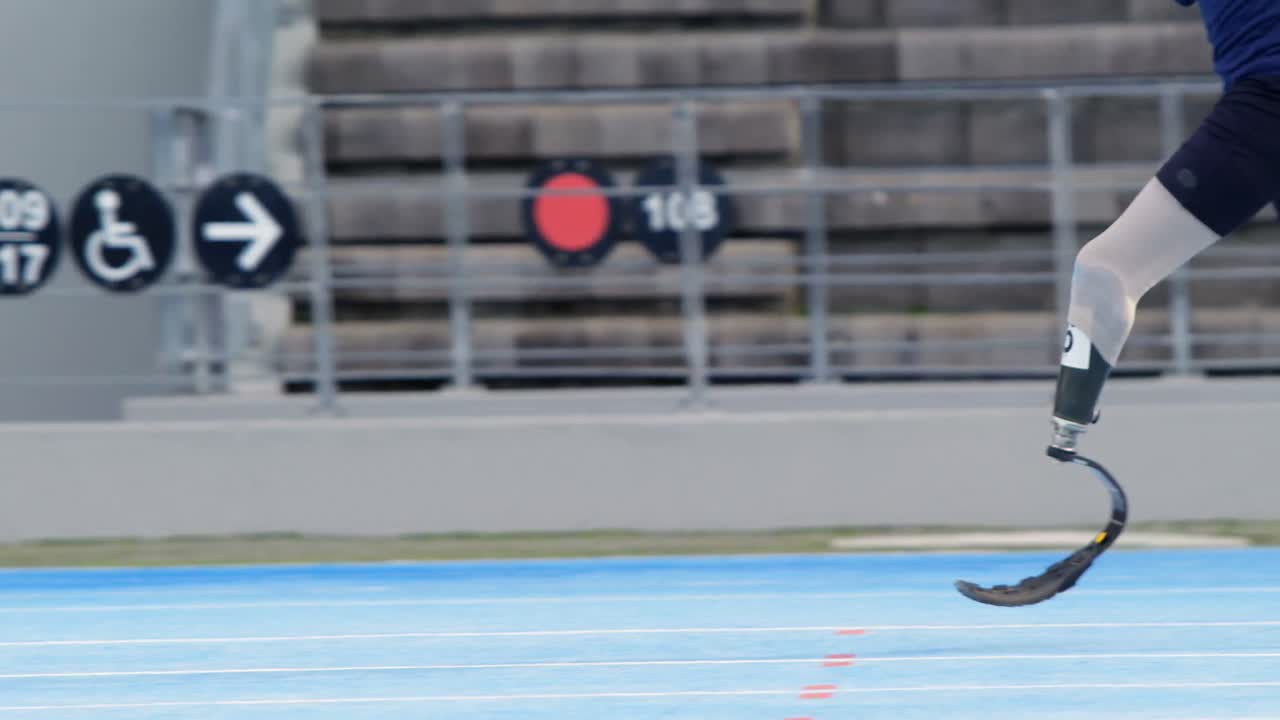atletas discapacitados corriendo en una pista de atletismo 4k