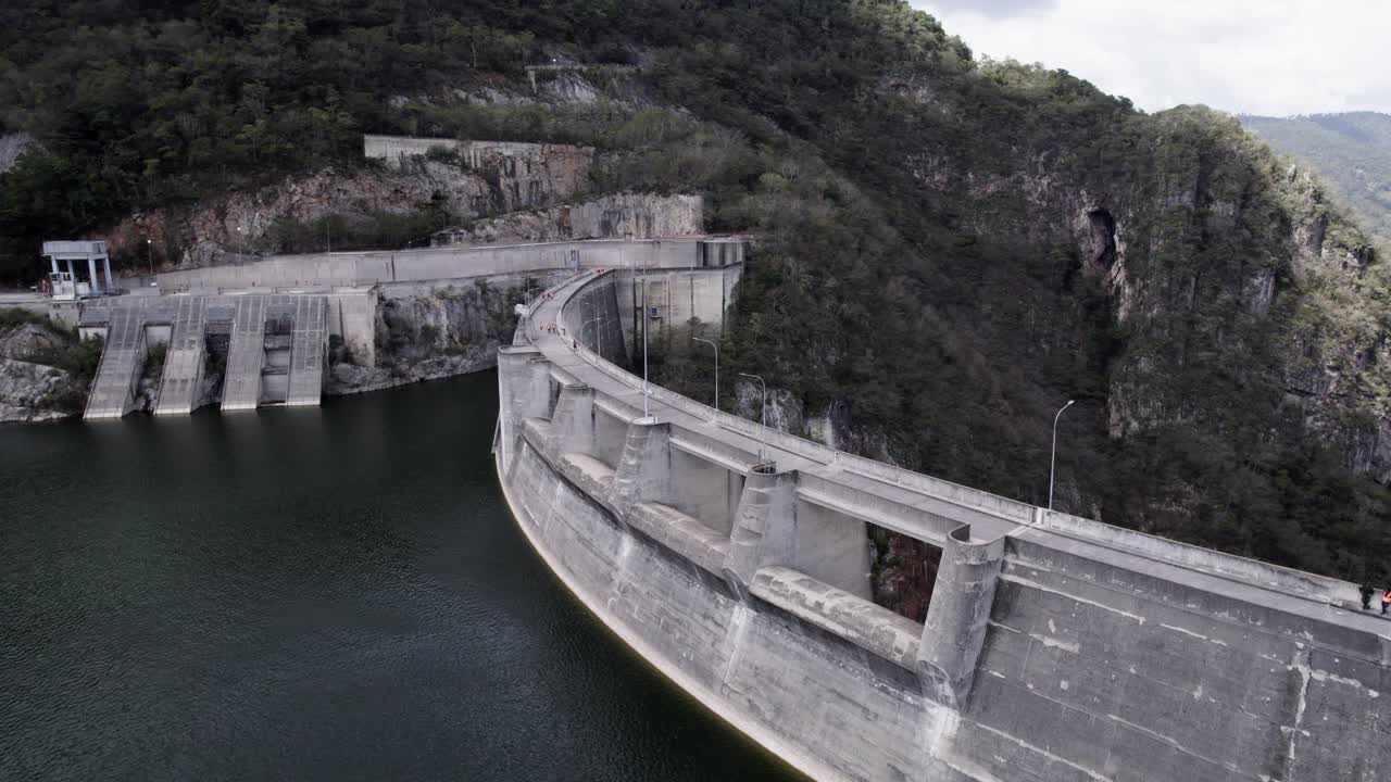 el cajon dam es el centro turístico de honduras para extranjeros.