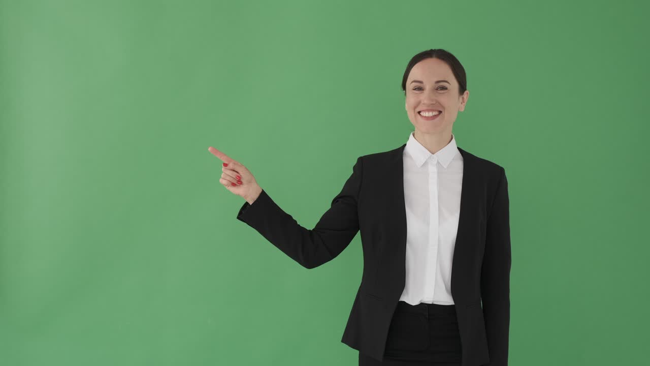 mujer de negocios señalando sobre el fondo verde