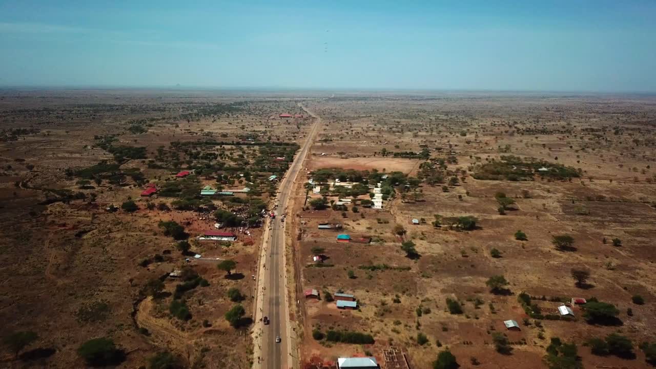 Città remota con strada infinita a Moroto, Karamoja, Uganda, Africa Orientale