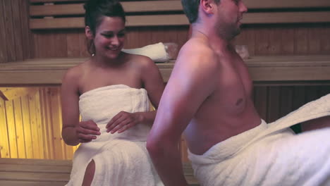 pareja relajándose juntos en una sauna