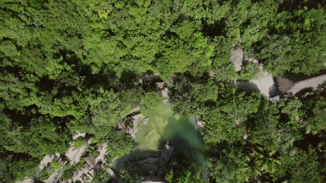 vista aérea ascendente a ojo de pájaro sobre el buuts' ha' cenote club, un destino encantador ubicado en el corazón de la península de yucatán, méxico, que ofrece una experiencia única e inmersiva.